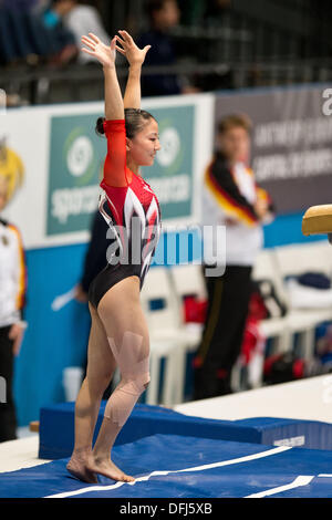 Anversa, Belgio. 4° Ott, 2013. Asuka Teramoto (JPN), 4 ottobre 2013 - Ginnastica Artistica : Asuka Teramoto del Giappone compete sulla volta durante la Womens tutto intorno a finale al 2013 mondiale di ginnastica artistica campionati a Antwerps Sportpaleis di Anversa (il Palazzo dello Sport), Anversa, Belgio. Credito: Enrico Calderoni AFLO/sport/Alamy Live News Foto Stock