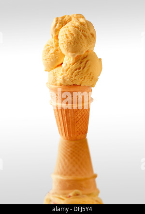 Cucchiai di gelato alla vaniglia tradizionale della Cornovaglia serviti freddi in un cono di wafer Foto Stock