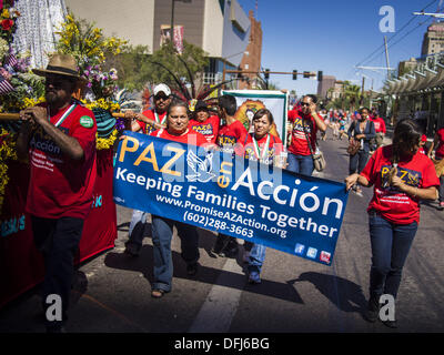 Phoenix, Arizona, Stati Uniti. 5 Ottobre, 2013. Persone marzo per la riforma dell immigrazione in Phoenix. Più di mille persone hanno marciato attraverso il centro cittadino di Phoenix sabato a dimostrare per il sogno Act e riforma dell immigrazione. È stata una parte della Giornata Nazionale della dignità e del rispetto organizzati dalla rete di azione. © Jack Kurtz/ZUMAPRESS.com/Alamy Live News Foto Stock