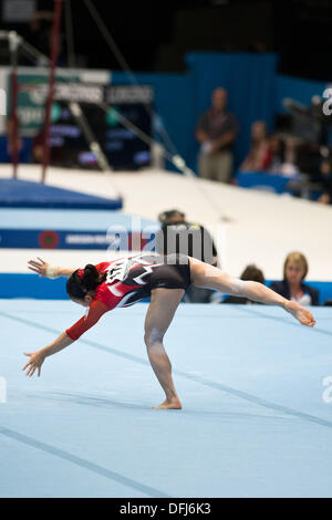 Anversa, Belgio. 4° Ott, 2013. Natsumi Sasada (JPN), 4 ottobre 2013 - Ginnastica Artistica : Natsumi Sasada del Giappone compete nell'esercitazione del pavimento durante la Womens tutto intorno a finale al 2013 mondiale di ginnastica artistica campionati a Antwerps Sportpaleis di Anversa (il Palazzo dello Sport), Anversa, Belgio. (Foto di Enrico Calderoni/AFLO SPORT) [0391] Foto Stock