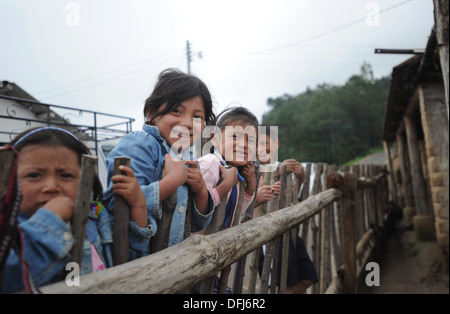 Guatemala bambini indigeni sorriso per fotografare in Caserio Panuca, Solola, Guatemala. Foto Stock