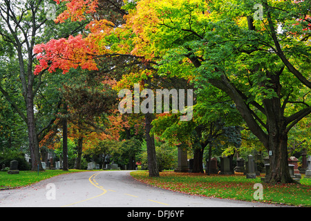 Scoperta passeggiate lungo la linea di cintura in Mount Pleasant Cemetery in Toronto Foto Stock