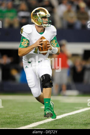 Arlington, TX, Stati Uniti d'America. 5 Ottobre, 2013. Notre Dame Fighting Irish quarterback Tommy Rees #11 in un NCAA Football gioco tra l'Arizona State University Sun Devils e la Cattedrale di Notre Dame Fighting Irish di AT&T Stadium di Arlington, TX Notre Dame sconfitto ASU credito 37-34: Cal Sport Media/Alamy Live News Foto Stock