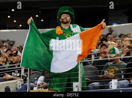 Arlington, TX, Stati Uniti d'America. 5 Ottobre, 2013. A Notre Dame abiti della ventola fino a un NCAA Football gioco tra l'Arizona State University Sun Devils e la Cattedrale di Notre Dame Fighting Irish di AT&T Stadium di Arlington, TX Notre Dame sconfitto ASU credito 37-34: Cal Sport Media/Alamy Live News Foto Stock