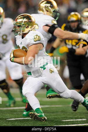 Arlington, TX, Stati Uniti d'America. 5 Ottobre, 2013. Notre Dame Fighting Irish running back Cam McDaniel #33 porta la palla in un NCAA Football gioco tra l'Arizona State University Sun Devils e la Cattedrale di Notre Dame Fighting Irish di AT&T Stadium di Arlington, TX Notre Dame sconfitto ASU credito 37-34: Cal Sport Media/Alamy Live News Foto Stock