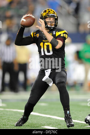 Arlington, TX, Stati Uniti d'America. 5 Ottobre, 2013. Arizona State Sun Devils quarterback Taylor Kelly #10 in un NCAA Football gioco tra l'Arizona State University Sun Devils e la Cattedrale di Notre Dame Fighting Irish di AT&T Stadium di Arlington, TX Notre Dame sconfitto ASU credito 37-34: Cal Sport Media/Alamy Live News Foto Stock