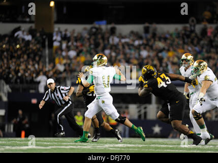 Arlington, TX, Stati Uniti d'America. 5 Ottobre, 2013. Notre Dame Fighting Irish quarterback Tommy Rees #11 scompone in un NCAA Football gioco tra l'Arizona State University Sun Devils e la Cattedrale di Notre Dame Fighting Irish di AT&T Stadium di Arlington, TX Notre Dame sconfitto ASU credito 37-34: Cal Sport Media/Alamy Live News Foto Stock