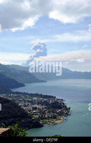 Eruzione del vulcano Fuego in Guatemala da San Jorge La Laguna, Solola, uno dei villaggi sul lago Atitlan sett. 2012. Foto Stock