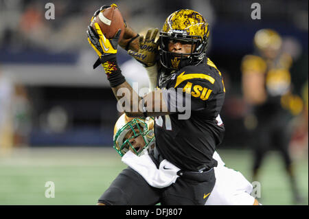 Arlington, TX, Stati Uniti d'America. 5 Ottobre, 2013. Arizona State Sun Devils Jaelen ricevitore Strong (21) Si ritiene che le catture di passare da Sun Devils quarterback Taylor Kelly per un primo verso il basso contro Notre Dame Fighting Irish sicurezza Collinsworth Austin (28) durante il secondo trimestre azione del 2013 Shamrock serie di AT&T Stadium di Arlington, Texas, sabato 5 novembre, 2013. Credito: Cal Sport Media/Alamy Live News Foto Stock