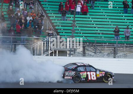 Kansas City, KS, Stati Uniti d'America. 5 Ottobre, 2013. Kansas City, KS - Oct 05, 2013: Matt Kenseth (18) vince il Kansas Lottery 300 in Kansas Speedway in Kansas City, KS. Credito: csm/Alamy Live News Foto Stock