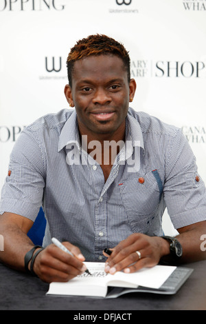 Louis Saha Tottenham Hotspur il calciatore trattiene una copia del suo nuovo autobiografia, pensando all'interno del Box: riflessioni sulla vita come Foto Stock