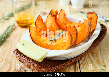 Pane appena sfornato e succose fette di zucca, cibo Foto Stock