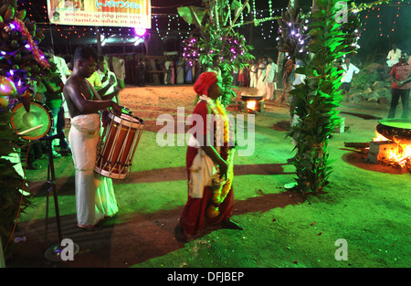 Vecchia donna in trance in un festival indù in Varkala,Kerala, India. Foto Stock