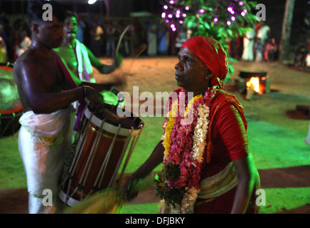 Vecchia donna in trance in un festival indù in Varkala,Kerala, India. Foto Stock