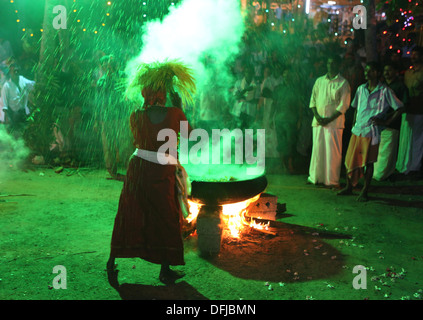 Vecchia donna in trance in un festival indù in Varkala,Kerala, India. Foto Stock