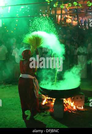 Vecchia donna in trance in un festival indù in Varkala,Kerala, India. Foto Stock