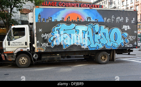 Un carrello con dipinto graffiti parcheggiato off Second Avenue nell'East Village di New York City Foto Stock