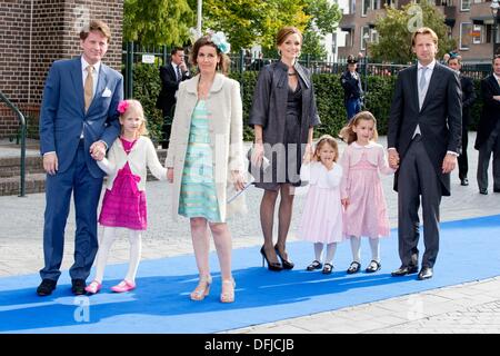 Apeldoorn, Paesi Bassi. 5 Ottobre, 2013. Olandese Pieter-Christiaan principe e principessa Anita con Emma (L) e il Principe Floris, Principessa Aimee con Magali e Eliane partecipare alle nozze del principe Jaime de Bourbon de Parme e Victoria Cservenyak a Onze Lieve Vrouwe dieci Hemelopening chiesa (Assunzione di Nostra Signora Chiesa) di Apeldoorn, Paesi Bassi, 5 ottobre 2013. Foto: Patrick van Katwijk/dpa/Alamy Live News Foto Stock