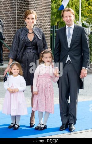 Apeldoorn, Paesi Bassi. 5 Ottobre, 2013. Olandese Floris principe e principessa Aimee con Magali e Eliane dei Paesi Bassi partecipare alle nozze del principe Jaime de Bourbon de Parme e Victoria Cservenyak a Onze Lieve Vrouwe dieci Hemelopening chiesa (Assunzione di Nostra Signora Chiesa) di Apeldoorn, Paesi Bassi, 5 ottobre 2013. Foto: Patrick van Katwijk/dpa/Alamy Live News Foto Stock