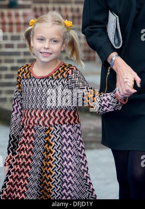 Apeldoorn, Paesi Bassi. 5 Ottobre, 2013. Dutch Contessa Leonore del Paesi Bassi assiste le nozze del principe Jaime de Bourbon de Parme e Victoria Cservenyak a Onze Lieve Vrouwe dieci Hemelopening chiesa (Assunzione di Nostra Signora Chiesa) di Apeldoorn, Paesi Bassi, 5 ottobre 2013. Foto: Patrick van Katwijk/dpa/Alamy Live News Foto Stock