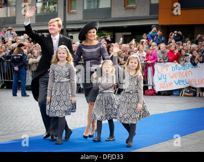 Apeldoorn, Paesi Bassi. 5 Ottobre, 2013. Willem-Alexander re e regina Maxima, Principessa Amalia (L), la principessa Alexia (R) e la principessa Ariane del Paesi Bassi partecipare alle nozze del principe Jaime de Bourbon de Parme e Victoria Cservenyak a Onze Lieve Vrouwe dieci Hemelopening chiesa (Assunzione di Nostra Signora Chiesa) di Apeldoorn, Paesi Bassi, 5 ottobre 2013. Foto: Patrick van Katwijk/dpa/Alamy Live News Foto Stock