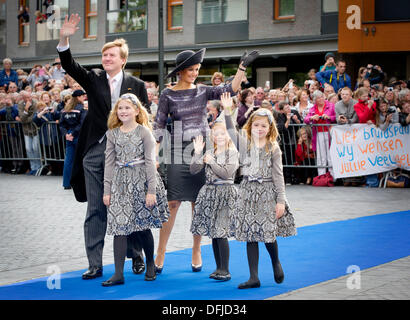 Apeldoorn, Paesi Bassi. 5 Ottobre, 2013. Willem-Alexander re e regina Maxima, Principessa Amalia (L), la principessa Alexia (R) e la principessa Ariane del Paesi Bassi partecipare alle nozze del principe Jaime de Bourbon de Parme e Victoria Cservenyak a Onze Lieve Vrouwe dieci Hemelopening chiesa (Assunzione di Nostra Signora Chiesa) di Apeldoorn, Paesi Bassi, 5 ottobre 2013. Foto: Patrick van Katwijk/dpa/Alamy Live News Foto Stock