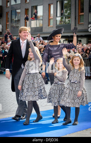 Apeldoorn, Paesi Bassi. 5 Ottobre, 2013. Willem-Alexander re e regina Maxima, Principessa Amalia (L), la principessa Alexia (R) e la principessa Ariane del Paesi Bassi partecipare alle nozze del principe Jaime de Bourbon de Parme e Victoria Cservenyak a Onze Lieve Vrouwe dieci Hemelopening chiesa (Assunzione di Nostra Signora Chiesa) di Apeldoorn, Paesi Bassi, 5 ottobre 2013. Foto: Patrick van Katwijk/dpa/Alamy Live News Foto Stock