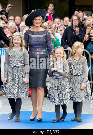 Apeldoorn, Paesi Bassi. 5 Ottobre, 2013. Regina Maxima, Principessa Amalia (L), la principessa Alexia (R) e la principessa Ariane del Paesi Bassi partecipare alle nozze del principe Jaime de Bourbon de Parme e Victoria Cservenyak a Onze Lieve Vrouwe dieci Hemelopening chiesa (Assunzione di Nostra Signora Chiesa) di Apeldoorn, Paesi Bassi, 5 ottobre 2013. Foto: Patrick van Katwijk/dpa/Alamy Live News Foto Stock