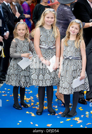 Apeldoorn, Paesi Bassi. 5 Ottobre, 2013. Crown Princess Amalia (C), la principessa Alexia (R) e la principessa Ariane del Paesi Bassi partecipare alle nozze del principe Jaime de Bourbon de Parme e Victoria Cservenyak a Onze Lieve Vrouwe dieci Hemelopening chiesa (Assunzione di Nostra Signora Chiesa) di Apeldoorn, Paesi Bassi, 5 ottobre 2013. Foto: Patrick van Katwijk/dpa/Alamy Live News Foto Stock