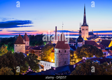 Skyline di Tallinn, Estonia all'alba. Foto Stock
