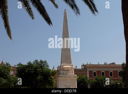 La piazza principale Plaça d'es è nato un monumento in mezzo che commemora la città di difesa contro i Mori Foto Stock