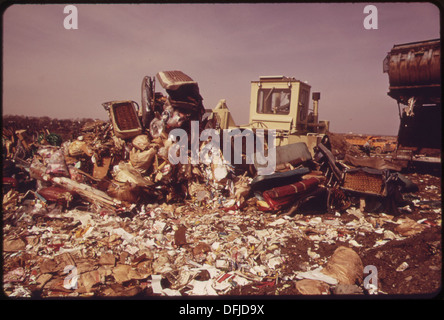 Questa fotografia mostra una discarica situata a Hackensack Meadows, dietro Fort Lee, New Jersey, che serve le esigenze di smaltimento dei rifiuti di circa 250.000 residenti nella contea di Bergen. Foto Stock
