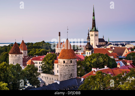 Skyline di Tallinn, Estonia al crepuscolo. Foto Stock