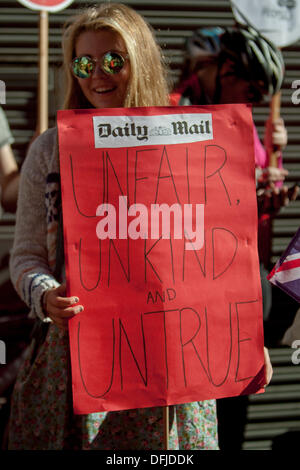 Londra, UK . 06 ott 2013. Donna targhetta mantiene la lettura "ingiusta e crudele e falsa' a protestare contro il quotidiano Daily Mail in Young Street Londra in risposta ai recenti articoli attaccando Ralph Milliband, che la posta etichettato come "l'uomo che ha odiato la Gran Bretagna'. Londra, UK, 6 ottobre 2013. Credito: martyn wheatley/Alamy Live News Foto Stock