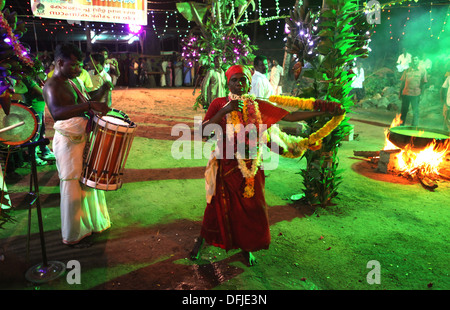 Vecchia donna in trance in un festival indù in Varkala,Kerala, India. Foto Stock