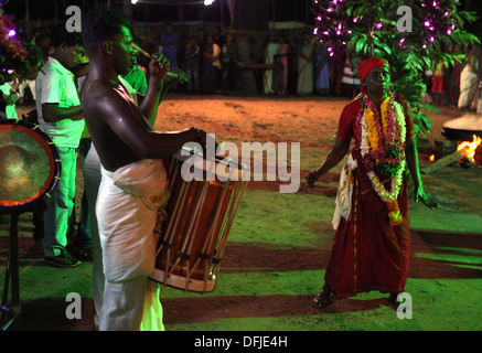 Vecchia donna in trance in un festival indù in Varkala,Kerala, India. Foto Stock