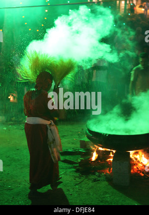 Vecchia donna in trance in un festival indù in Varkala,Kerala, India. Foto Stock