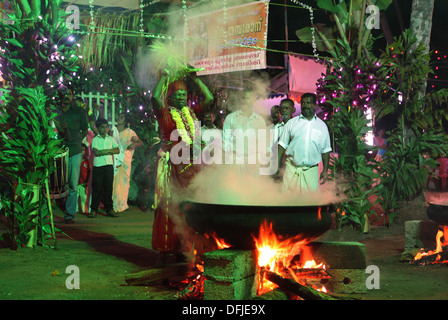 Vecchia donna in trance in un festival indù in Varkala,Kerala, India. Foto Stock