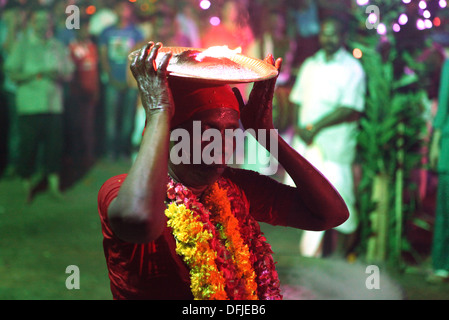 Vecchia donna in trance in un festival indù in Varkala,Kerala, India. Foto Stock