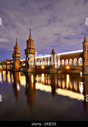 Oberbaum ponte sopra il fiume Sprea a Berlino, Germania. Foto Stock