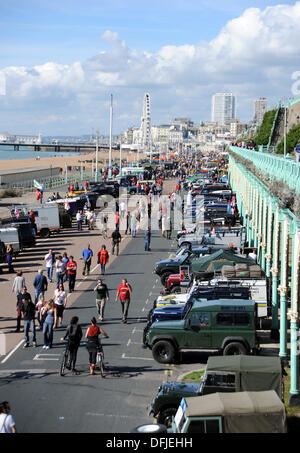 Centinaia di Land Rover off auto su strada fiancheggiata Brighton Seafront oggi presso l annuale Londra a Brighton Land Rover Rally evento. Foto Stock