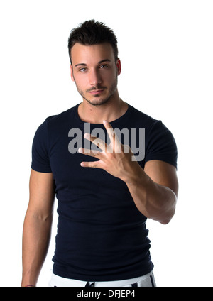 Attraente giovane conteggio fino a quattro con le dita e le mani, isolati su sfondo bianco Foto Stock