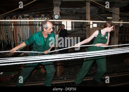 MEDWAY;; CHATHAM Historic Dockyard; corda vittoriano fabbrica; Tira la corda Foto Stock