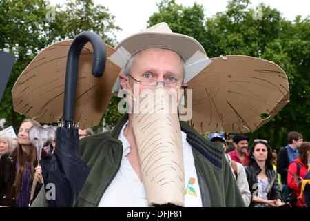 Londra REGNO UNITO, 4 Ott 2013 : Protester indossando un elefante maschera all'esterno la piazza del Parlamento a Londra. Vedere Li / Alamy Live News Foto Stock