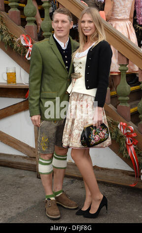 Monaco di Baviera, Germania. 06 ott 2013. Del Bayern Monaco Bastian SCHWEINSTEIGER e la sua ragazza Sarah Brandner pongono a Monaco di Baviera - Festa della birra di Monaco di Baviera, Germania, 06 ottobre 2013. Foto: FELIX HOERHAGER/dpa/Alamy Live News Foto Stock