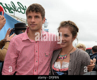 Monaco di Baviera, Germania. 06 ott 2013. Il Bayern Monaco di Baviera Thomas Mueller e sua moglie Lisa pongono a Monaco di Baviera - Festa della birra di Monaco di Baviera, Germania, 06 ottobre 2013. Foto: FELIX HOERHAGER/dpa/Alamy Live News Foto Stock