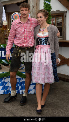 Monaco di Baviera, Germania. 06 ott 2013. Il Bayern Monaco di Baviera Thomas Mueller e sua moglie Lisa pongono a Monaco di Baviera - Festa della birra di Monaco di Baviera, Germania, 06 ottobre 2013. Foto: FELIX HOERHAGER/dpa/Alamy Live News Foto Stock