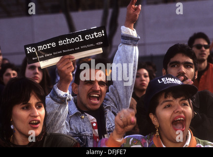 Bronx, NY - Studenti e insegnanti di educazione di protesta tagli fuori Lehman College. Foto Stock