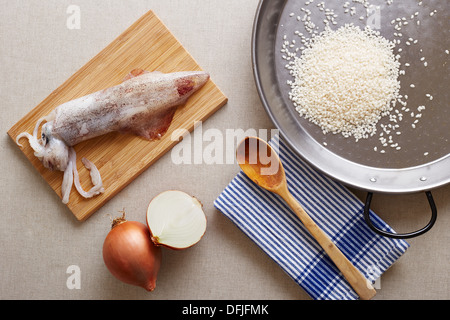 Preparare i calamari Riso paella ingredienti si affacciano shot Foto Stock