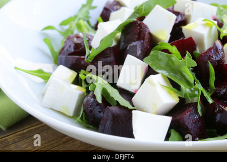Insalata con barbabietola e morbido il formaggio feta e rucola Foto Stock
